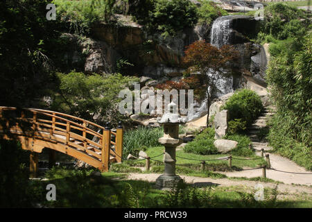 Ponte e cascata nel Giardino Giapponese a Maymont (Richmond, VA, USA) Foto Stock