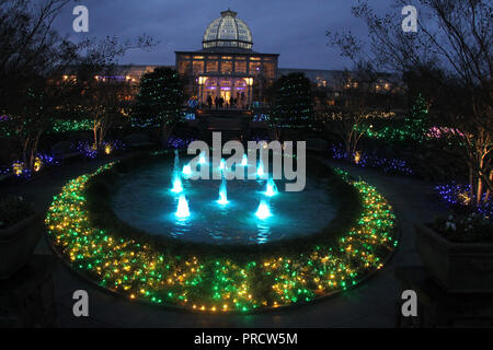 Lewis Ginter Botanical Garden a Richmond, VA, decorato per il Natale. Vista del conservatorio e fontana. Foto Stock