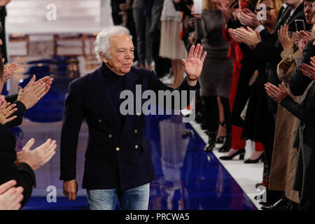 NEW YORK, NY - 12 febbraio: Designer Ralph Lauren passeggiate la pista di Ralph Lauren Primavera/Estate 18 fashion show durante la settimana della moda di New York su F Foto Stock