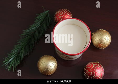 Close up di Ornamenti natale, una candela e la parte di albero Foto Stock