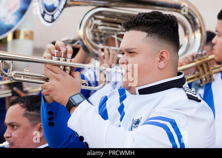 Ispanico (Salvadoran / salvadoregno) trombettista di marching band - USA Foto Stock