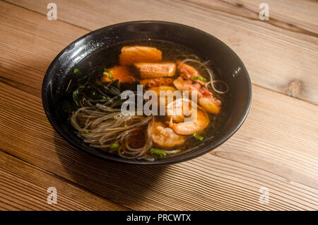 Oriental pesce giapponese: nabeyaki con gamberetti Foto Stock