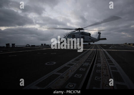 180903-N-FK318-0056 OCEANO PACIFICO (sett. 3, 2018) un MH-60R Sea Hawk elicottero, assegnato all'elicottero Maritime Strike Squadron (HSM) 71, si prepara a lanciare dal ponte di volo dell'Arleigh Burke-class guidato-missile destroyer USS Stockdale (DDG 106). Stockdale sta attualmente conducendo le operazioni di routine come parte del Carrier Strike gruppo (CSG) 3, NEGLI STATI UNITI La terza area della flotta di funzionamento. (U.S. Foto di Marina di Massa lo specialista di comunicazione di terza classe Abigayle Lutz) Foto Stock