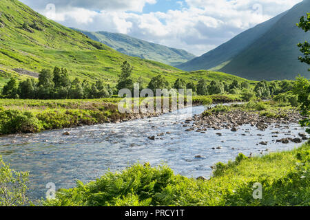 Cercando di Glencoe montagne dal fiume Coe, Old Road, Highland Regione, Scotland Regno Unito Foto Stock