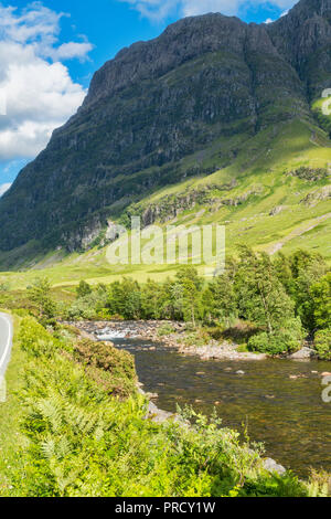 Cercando di Glencoe montagne dal fiume Coe, Old Road, Highland Regione, Scotland Regno Unito Foto Stock