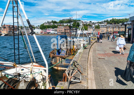 Oban Bay e il lungomare, negozi, Argyll and Bute, Regno Unito Scozia Foto Stock