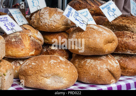 Pane appena sfornato in vendita su un mercato di agricoltori. Foto Stock