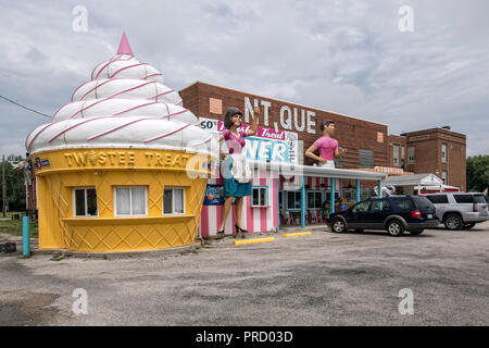 Trattare Twistee Diner e Pink Elephant Antique Mall sulla Route 66, Livingston, Illinois, Stati Uniti d'America Foto Stock