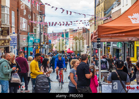 Peascod Street in Windsor, Regno Unito occupato con acquirenti e turisti. Foto Stock