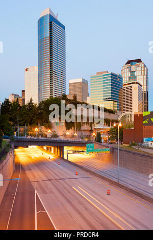 Seattle, Washington, Stati Uniti - Interstate I-5 sotto Freeway Park presso il centro cittadino. Foto Stock