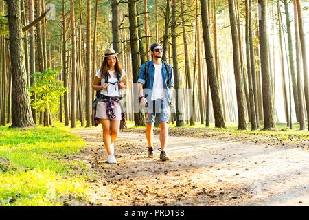 Percorso difficile. Bella coppia Giovane escursionismo insieme nei boschi mentre godendo il loro viaggio. Foto Stock