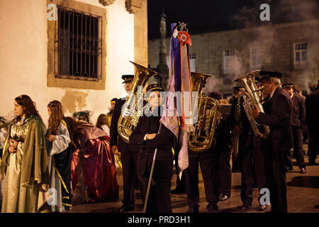 Braga, Portogallo - Aprile 1, 2010: Elementi di una banda di ottoni la preparazione per la processione religiosa dell'Ecce Homo durante la Settimana Santa Foto Stock