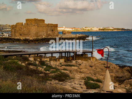 "Papavero un' arte pubblica e il castello di Pafo. Foto Stock