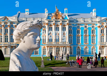 Carskoe Selo, - San Pietroburgo, Russia 19 Ottobre 2016: Il Catherine Park scultura. Sullo sfondo è il Palazzo di Caterina. Foto Stock