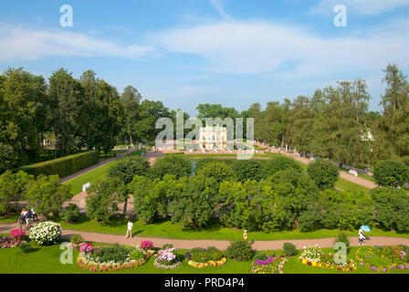 Carskoe Selo, - SAINT PETERSBURG, Russia - Luglio 25, 2016: parte del giardino Freylinsky (cameriere di onore giardino) e La Bathhouse SUPERIORE PADIGLIONE Foto Stock