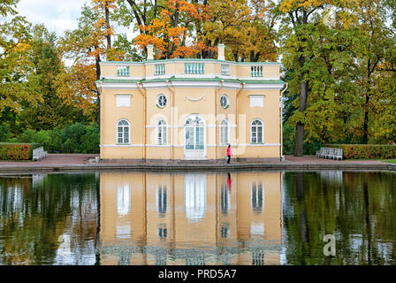 Carskoe Selo, San Pietroburgo, Russia - 7 ottobre 2017: la tomaia Bathhouse Pavilion e specchio stagno in Catherine Park. Fu costruita nel 1777-1779. Foto Stock