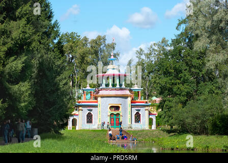 Carskoe Selo, San Pietroburgo, Russia - Agosto 22, 2018: la gente vicino Lo scricchiolio (Cinese) Summer-House in Catherine Park. Foto Stock