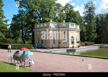 Carskoe Selo, San Pietroburgo, Russia - 22 agosto 2018:i turisti con ombrelloni vicino alla parte superiore Bathhouse Pavilion e specchio stagno in Catherine Park Foto Stock