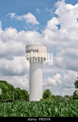 Water Tower in un cornfield sulla storica Route 66, Litchfield, Illinois, Stati Uniti d'America Foto Stock