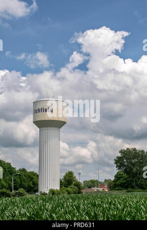 Water Tower in un cornfield sulla storica Route 66, Litchfield, Illinois, Stati Uniti d'America Foto Stock