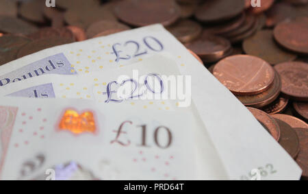 Valuta britannica dieci £10 e £20 banconote da venti libbre con monete di rame, denaro, sterlina Foto Stock