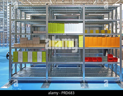 Metallo mobili scaffalature in camera Storage Archive Foto Stock