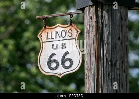 Vecchi Route 66 strada segno in downtown Atlanta sul percorso 66, Atlanta, Illinois, Stati Uniti d'America Foto Stock