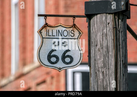 Vecchi Route 66 strada segno in downtown Atlanta sul percorso 66, Atlanta, Illinois, Stati Uniti d'America Foto Stock