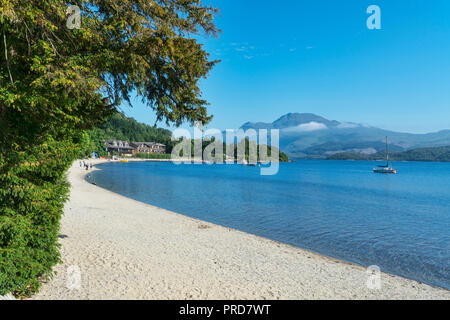 Guardando sul Loch lomond di Ben Lomond dal villaggio di Luss, Stirlingshire, Scotland, Regno Unito Foto Stock