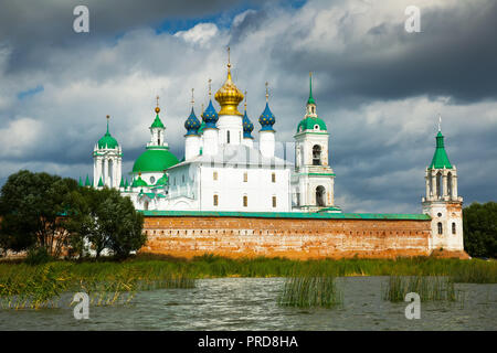 Vista sul monastero Spaso-Yakovlevsky complesso dal lago Nero si trova a Rostov, Russia Foto Stock