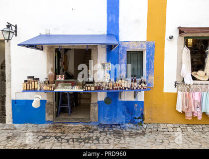 Negozio di souvenir nella popolare meta turistica di Opidos in Portogallo. Foto Stock