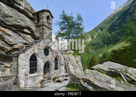 Cappella rupestre vicino Innergschlöß, valle dei Tauri il Parco Nazionale degli Alti Tauri, Tirolo orientale, Austria Foto Stock