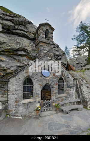 Cappella rupestre vicino Innergschlöß, valle dei Tauri il Parco Nazionale degli Alti Tauri, Tirolo orientale, Austria Foto Stock