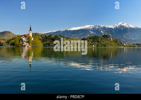 Isola Blejski Otok con la chiesa di St. Mary, il lago di Bled e le Caravanche, Bled Slovenia Foto Stock