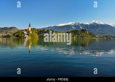 Isola Blejski Otok con la chiesa di St. Mary, il lago di Bled e le Caravanche, Bled Slovenia Foto Stock