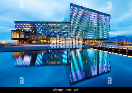 Illuminata Harpa Concert Hall al crepuscolo, Reykjavik, Islanda Foto Stock