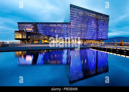 Illuminata Harpa Concert Hall al crepuscolo, Reykjavik, Islanda Foto Stock