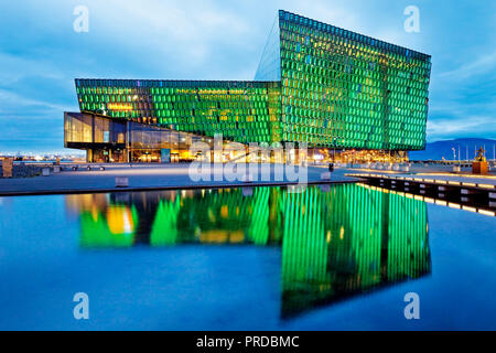 Illuminata Harpa Concert Hall al crepuscolo, Reykjavik, Islanda Foto Stock