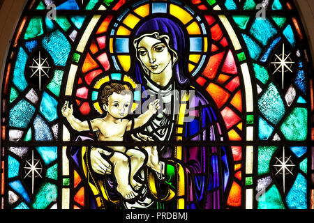 Maria con Gesù Bambino, vetrata di Hallgrímskirkja, Reykjavik, Islanda Foto Stock
