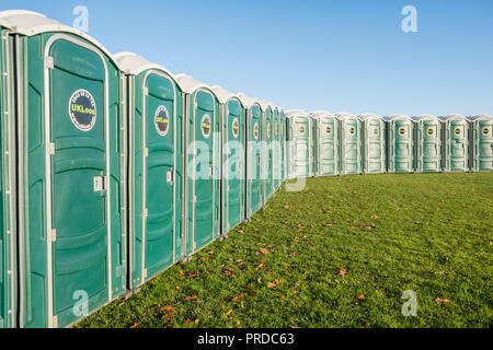 giardini temporanei. Una linea di servizi igienici portatili in un campo, Nottingham, Inghilterra, Regno Unito Foto Stock