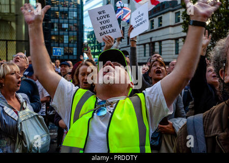 I sostenitori dell'ala destra attivista Tommy Robinson mostrano il supporto al di fuori del Vecchio Bailey come egli risponde un addebito per disprezzo della Corte, London, Regno Unito Foto Stock