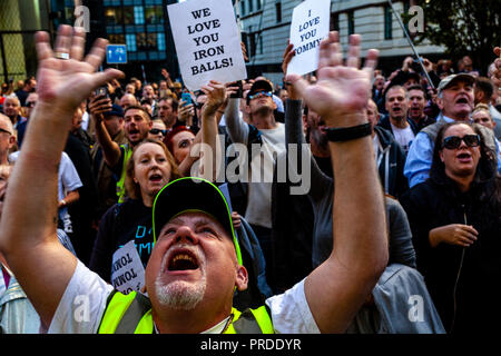 I sostenitori dell'ala destra attivista Tommy Robinson mostrano il supporto al di fuori del Vecchio Bailey come egli risponde un addebito per disprezzo della Corte, London, Regno Unito Foto Stock