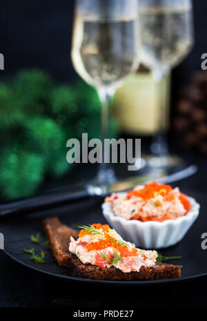 Pâté di salmone (rillettes) con caviale rosso servito con fette di pane Foto Stock