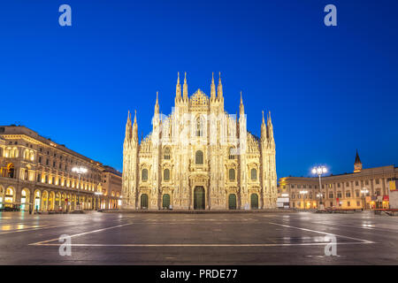 Milano Italia, notte dello skyline della città a Milano Duomo Foto Stock