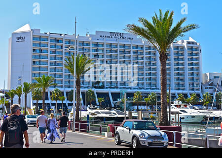 Il 5 stelle Tivoli Hotel a Vilamoura Marina si affaccia sul mare da un lato e la up-mercato marina sull'altro. Vilamoura, Algarve, PORTOGALLO Foto Stock