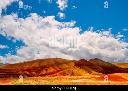 Una delle sette meraviglie di Oregon le colline dipinte a John giorno letto fossile monumento nazionale. Si tratta di strati colorati formata dopo milioni di anni Foto Stock