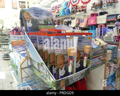 Presidente Donald Trump memorabilia in Washington, D.C. store. Foto: Tony Gale Foto Stock