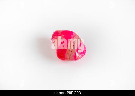 Naturale di pietra minerale, rosa gemma isolato su bianco Foto Stock