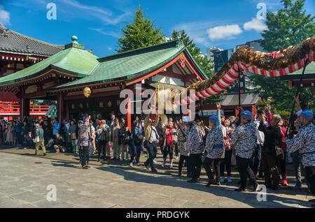 Golden Dragon Dance Festival che si tiene nel tempio di Sensoji, il quartiere di Asakusa Foto Stock