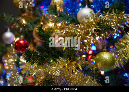 Ornamenti su un albero di Natale. Medium Shot di decorazione su un albero di Natale. Foto Stock